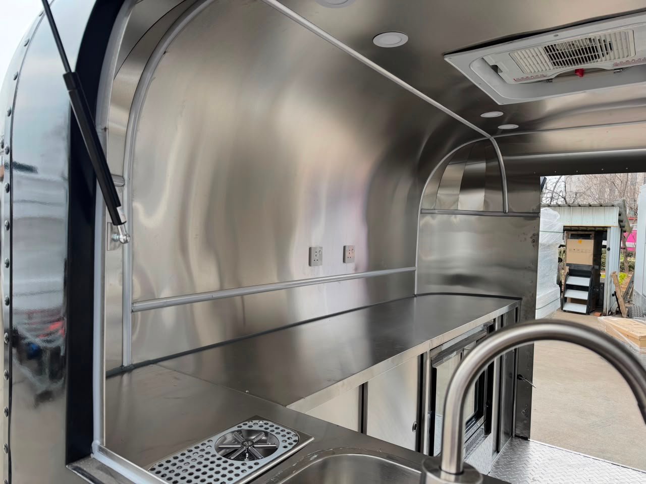 Intérieur inox poli miroir de la remorque Airstream 300×210 — Tyler’s Foodtrailers
