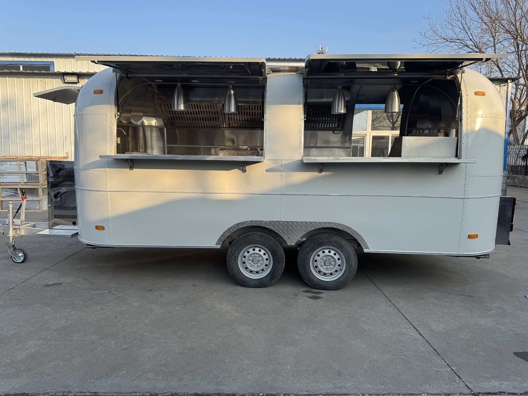 Remorque Airstream 400×210 à carrosserie peinte — Tyler’s Foodtrailers
