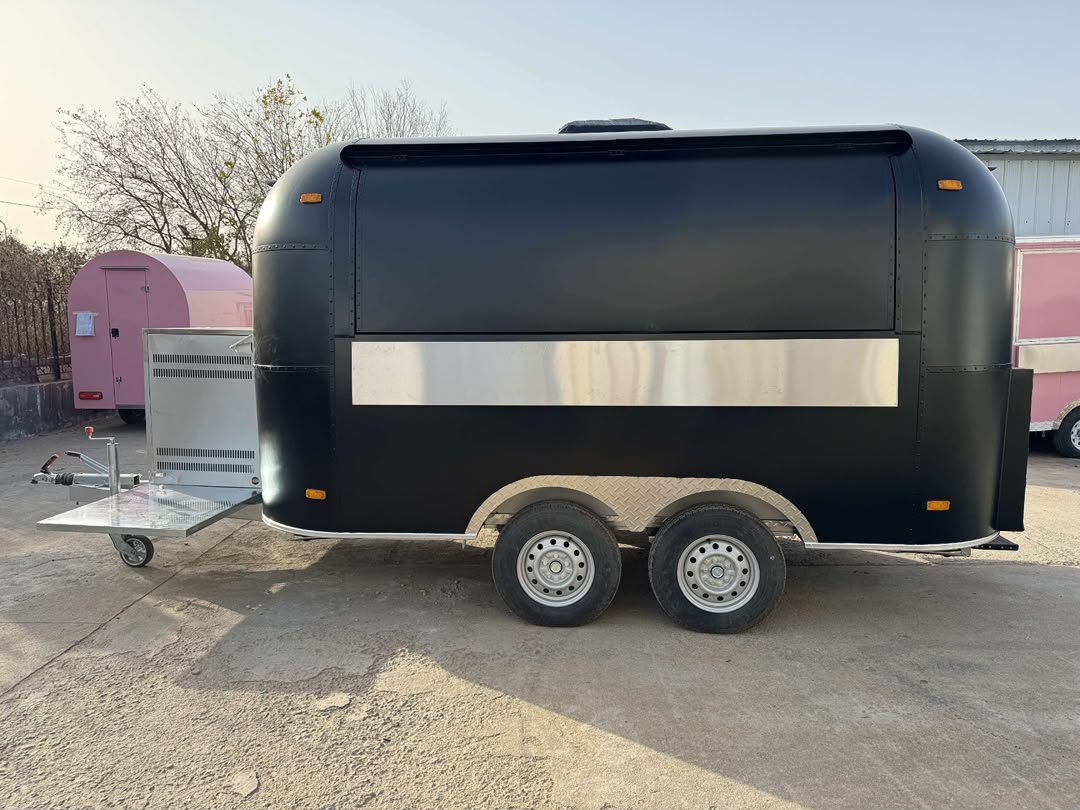Remorque Airstream 400×210 à carrosserie peinte noir mat — Tyler’s Foodtrailers