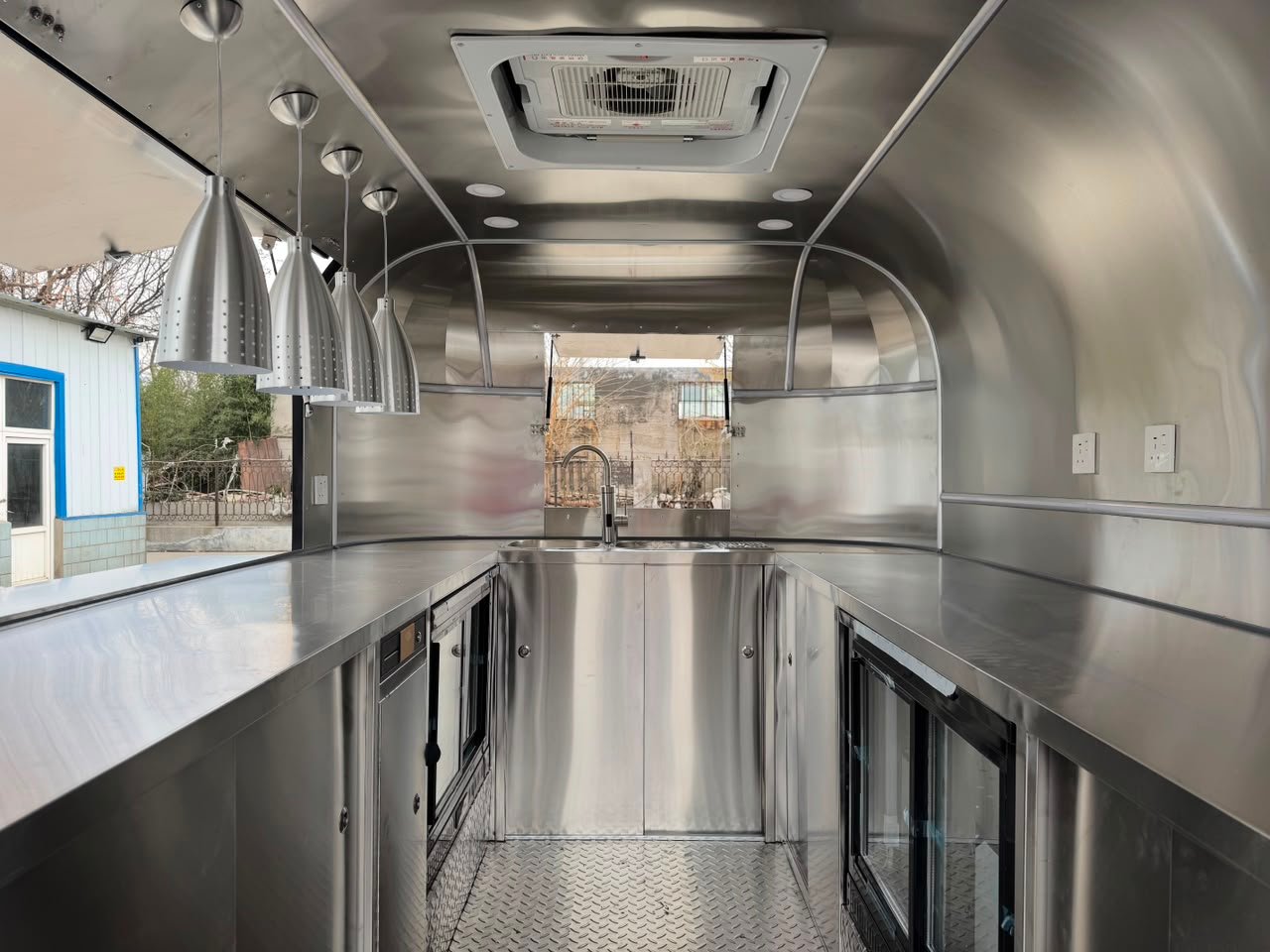 Intérieur de la remorque Airstream 500×210 — Tyler’s Foodtrailers