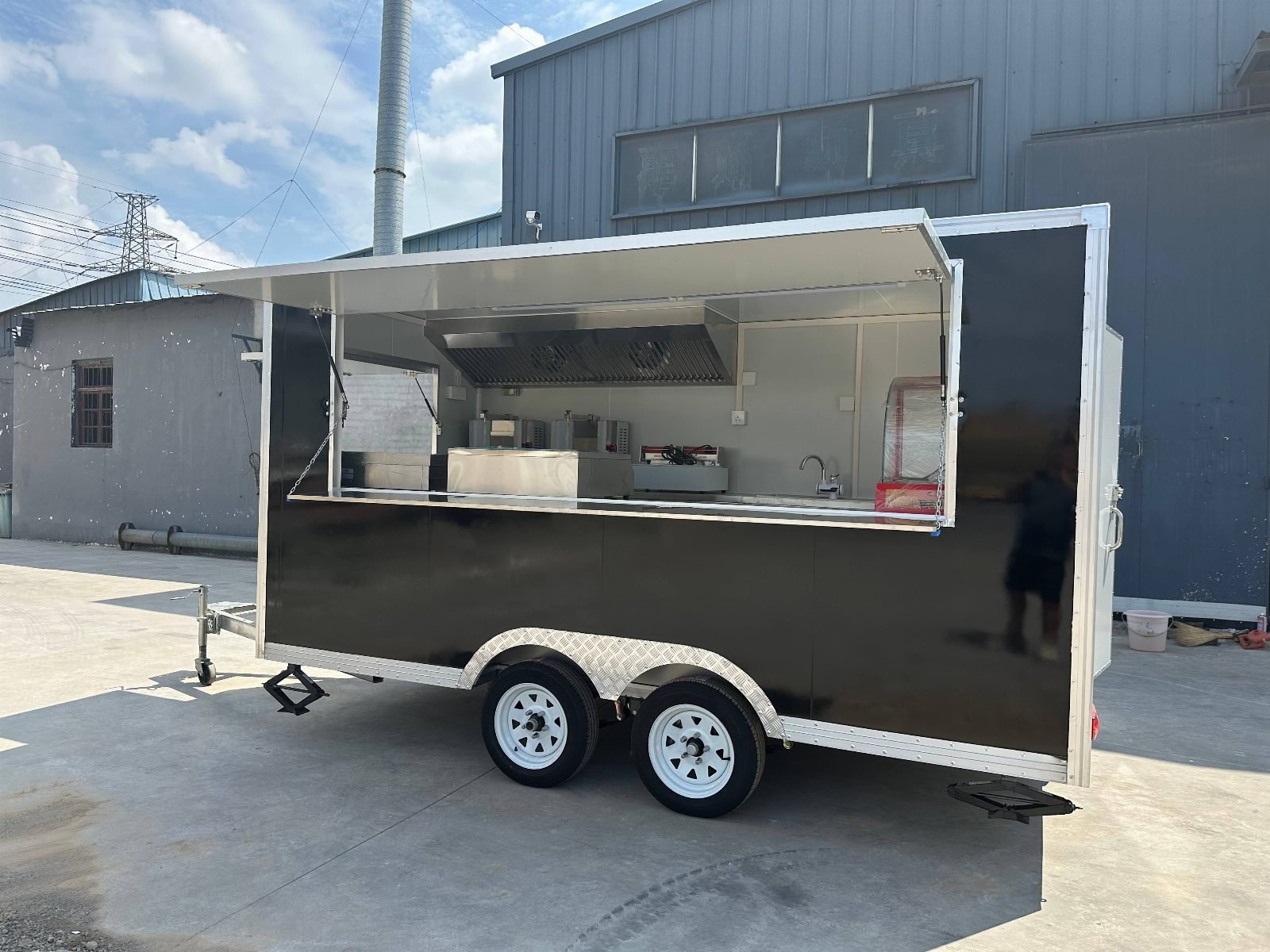 Remorque Box 400×210 noire, parois droites — Tyler’s Foodtrailers