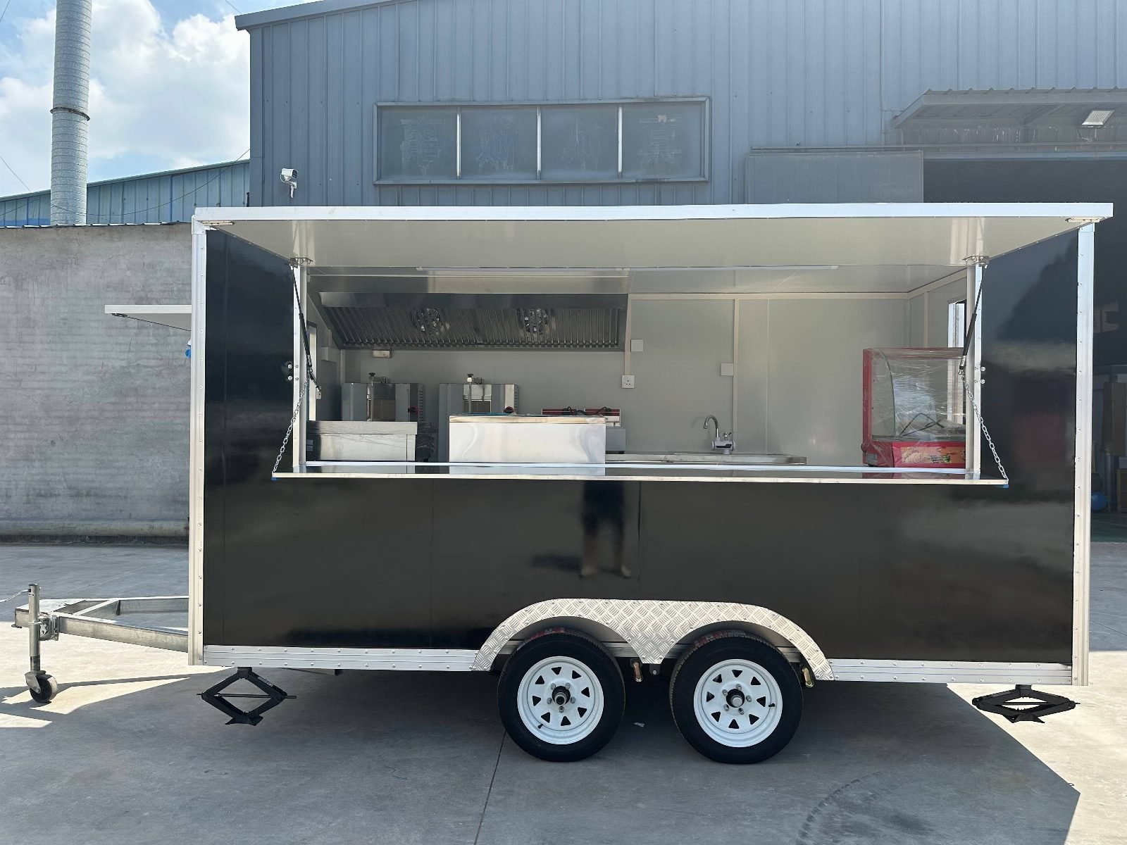 Remorque food truck grand format Box 400×210 noire, comptoir de service ouvert — Tyler’s Foodtrailers