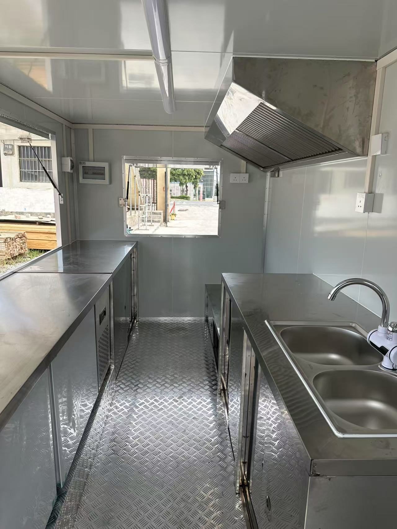 Box 400 × 210 — aménagement intérieur inox, hotte et double évier