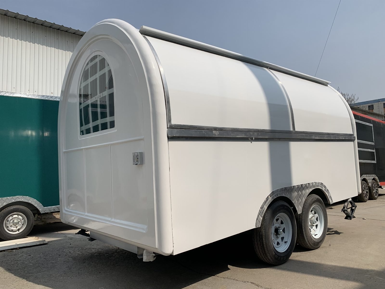 Demi-ronde Grand Format blanche, 2 essieux — Tyler’s Foodtrailers