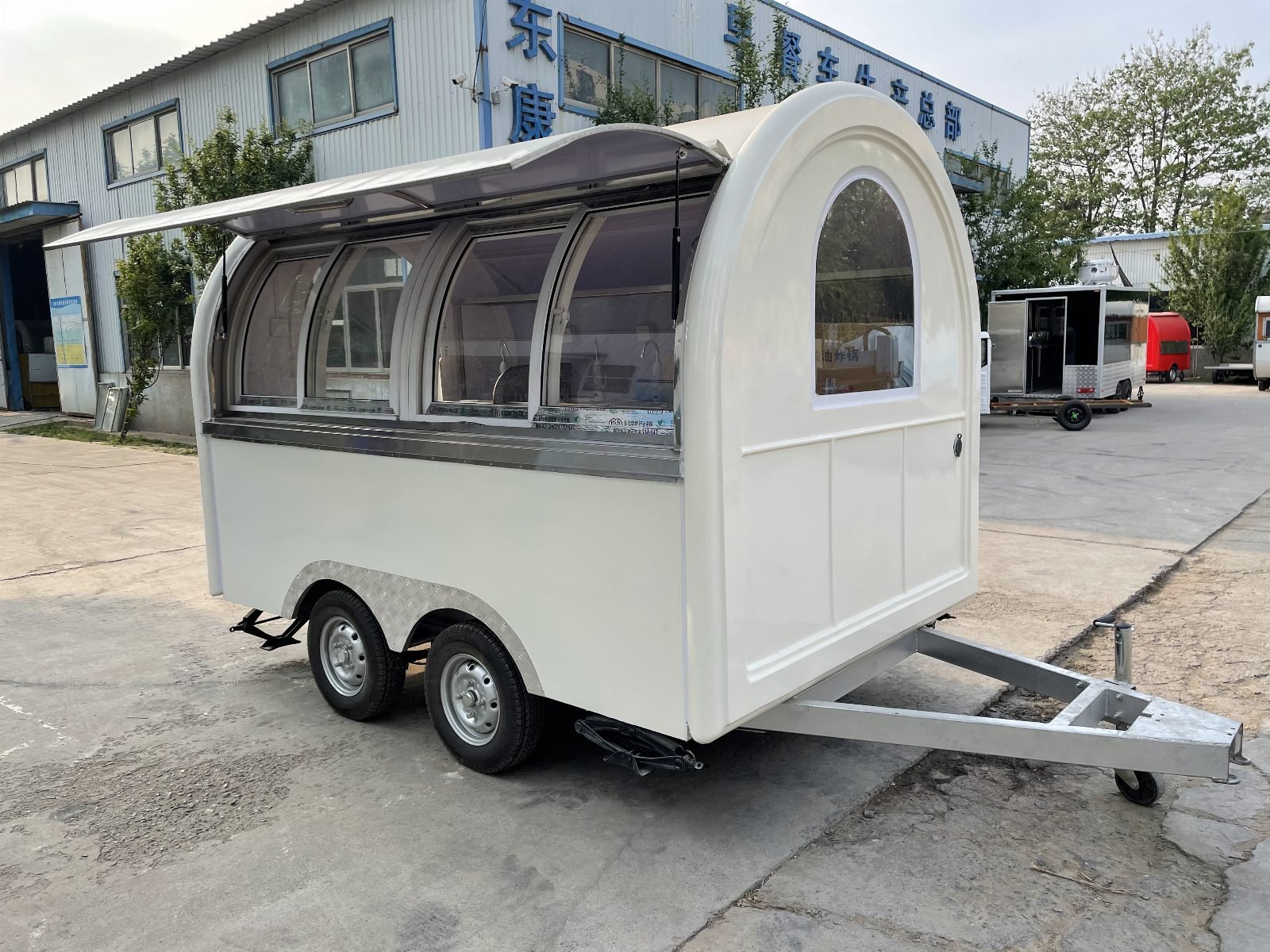 Demi-ronde Grand Format crème, comptoir de service ouvert, 2 essieux — Tyler’s Foodtrailers