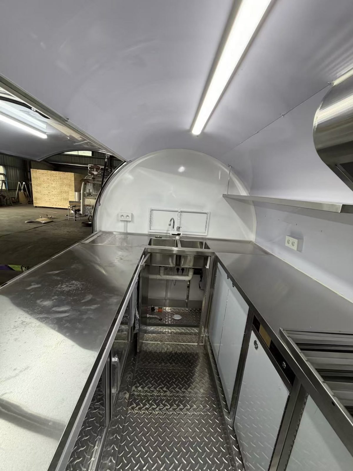 Aménagement intérieur inox — plan de travail et double évier