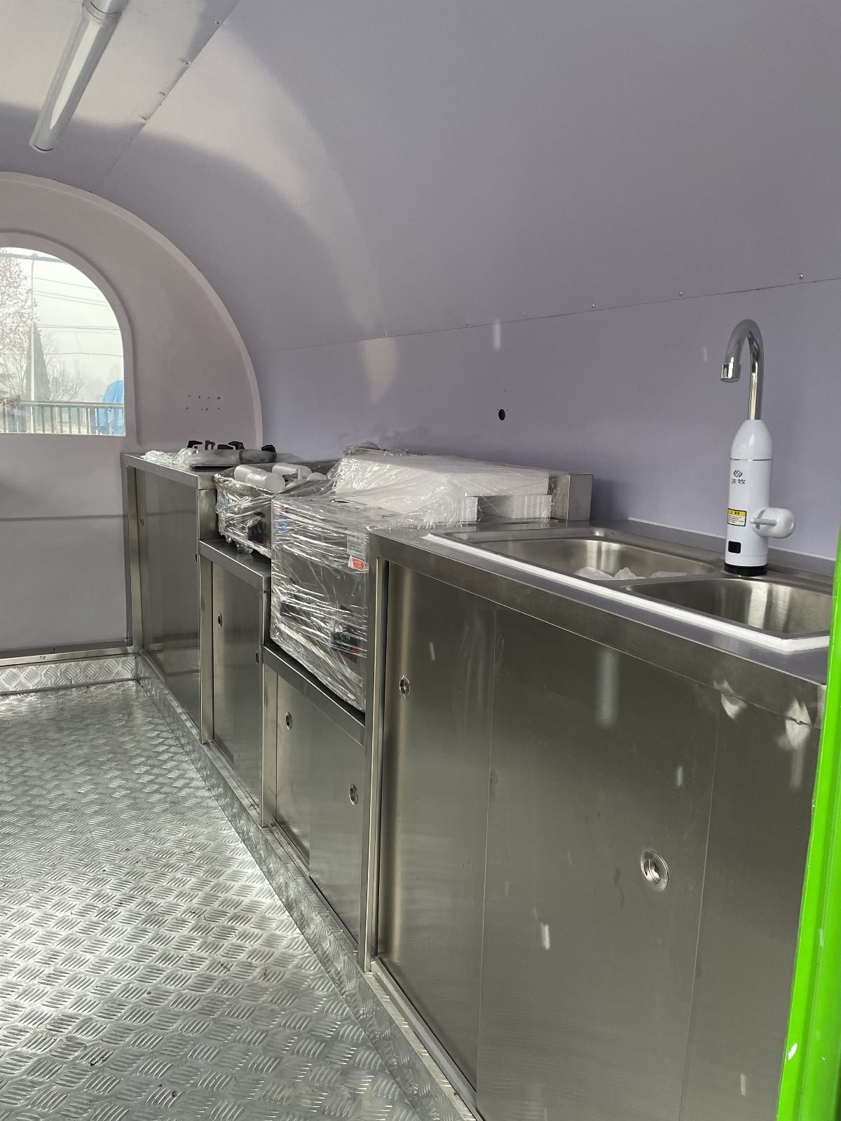 Aménagement intérieur — plan inox et point d’eau