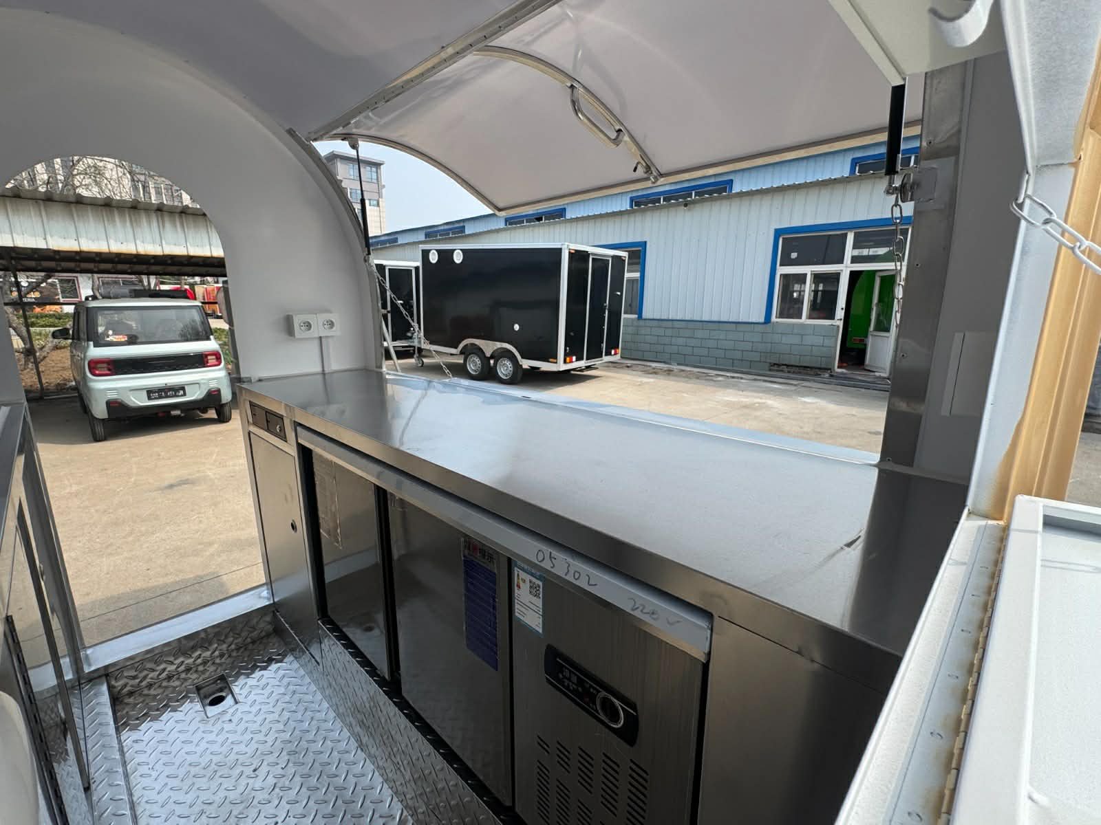 Remorque food truck demi-ronde Classic 220×160 Beige RAL 1001 équipée — vue 2