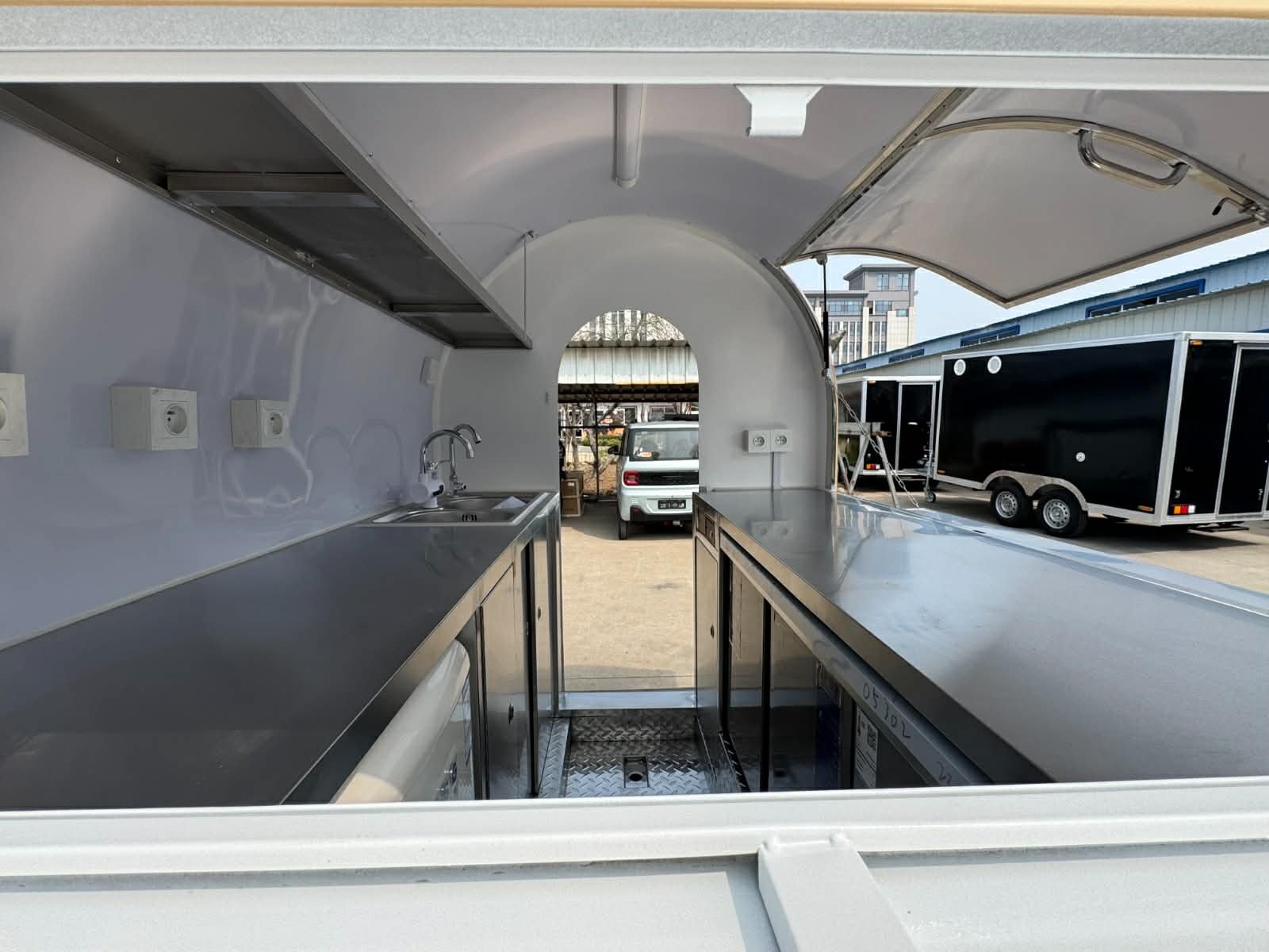 Remorque food truck demi-ronde Classic 220×160 Beige RAL 1001 équipée — vue 3