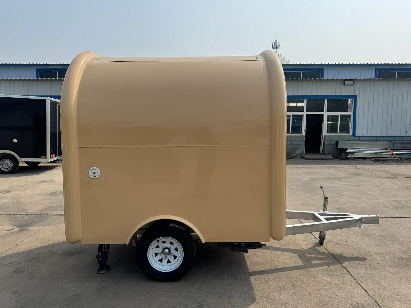 Remorque food truck demi-ronde Classic 220×160 Beige RAL 1001 équipée — vue 7