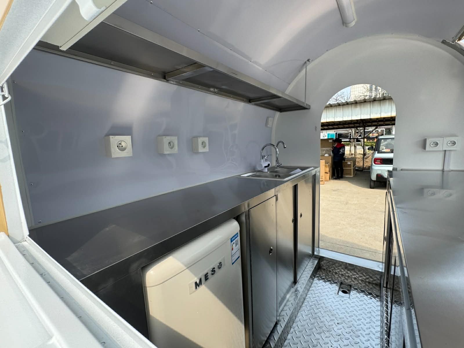 Remorque food truck demi-ronde Classic 220×160 Beige RAL 1001 équipée — vue 8