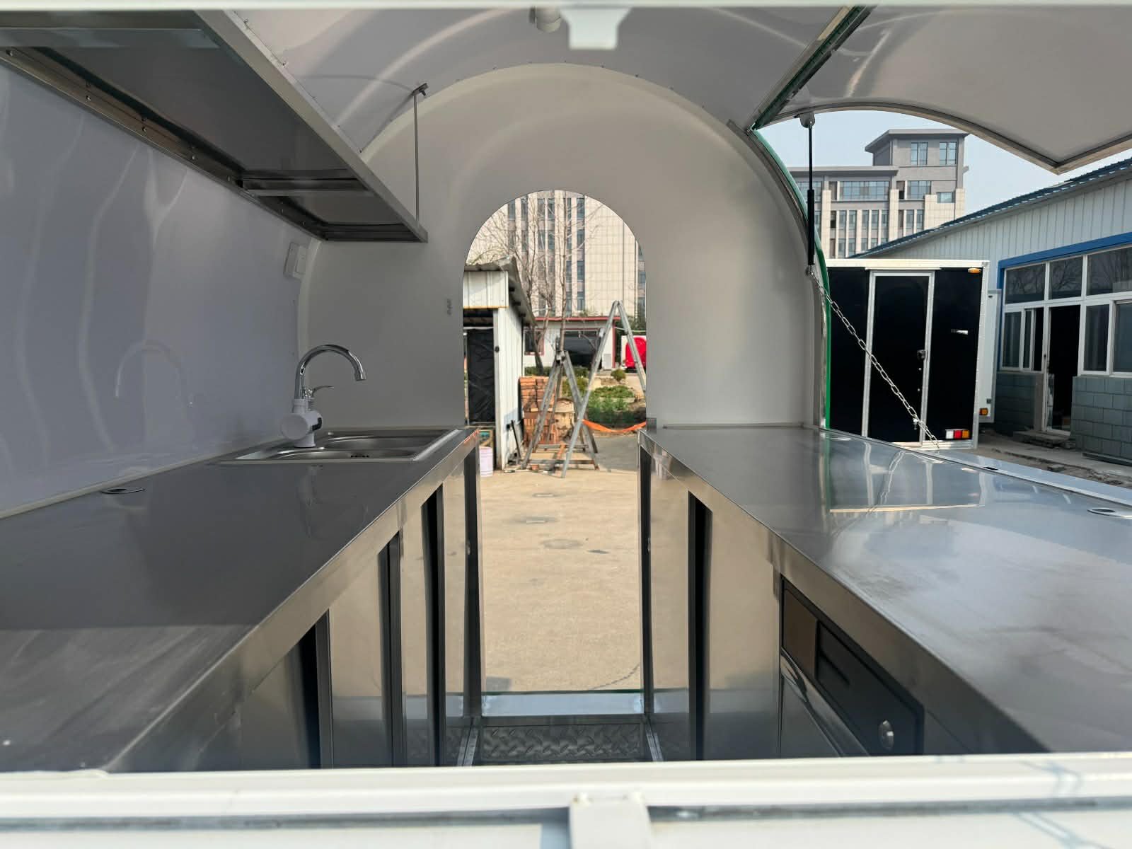 Remorque food truck demi-ronde Classic 220×160 Vert brillant RAL 6038 — vue 2