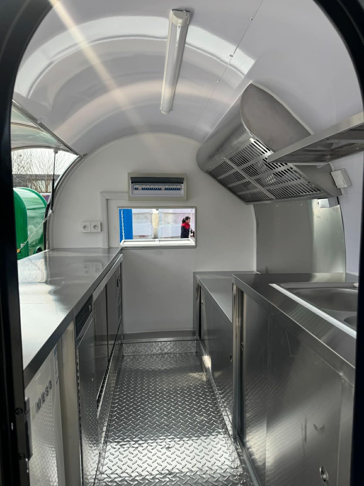Remorque food truck demi-ronde Classic XXL 280×200 Noir RAL 9005 équipée — vue 2
