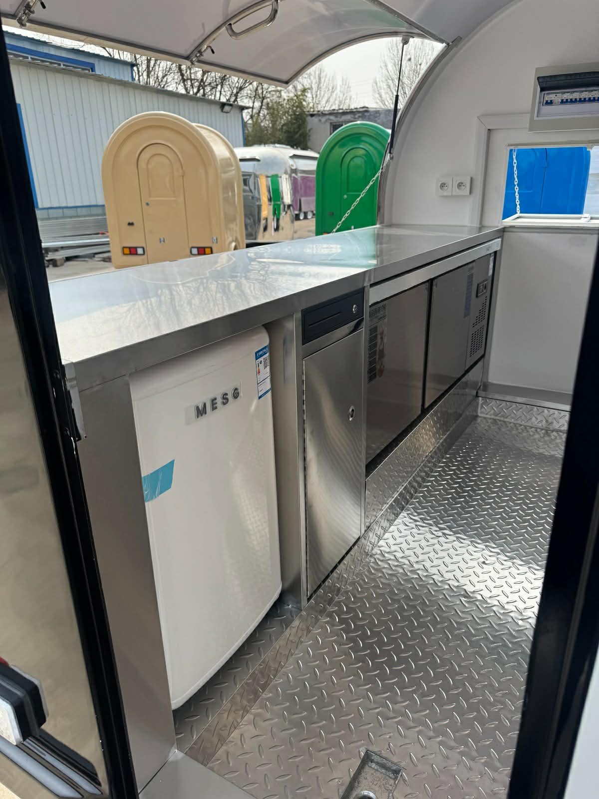 Remorque food truck demi-ronde Classic XXL 280×200 Noir RAL 9005 équipée — vue 3