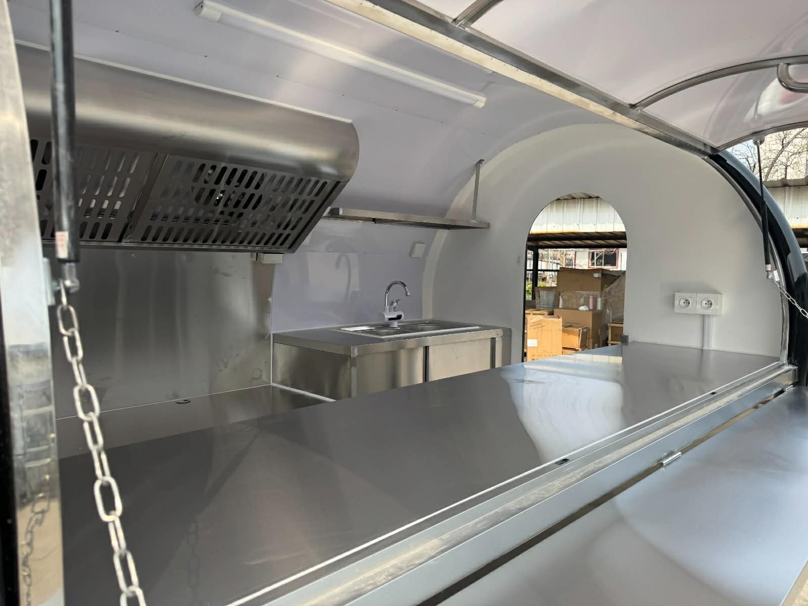Remorque food truck demi-ronde Classic XXL 280×200 Noir RAL 9005 équipée — vue 5
