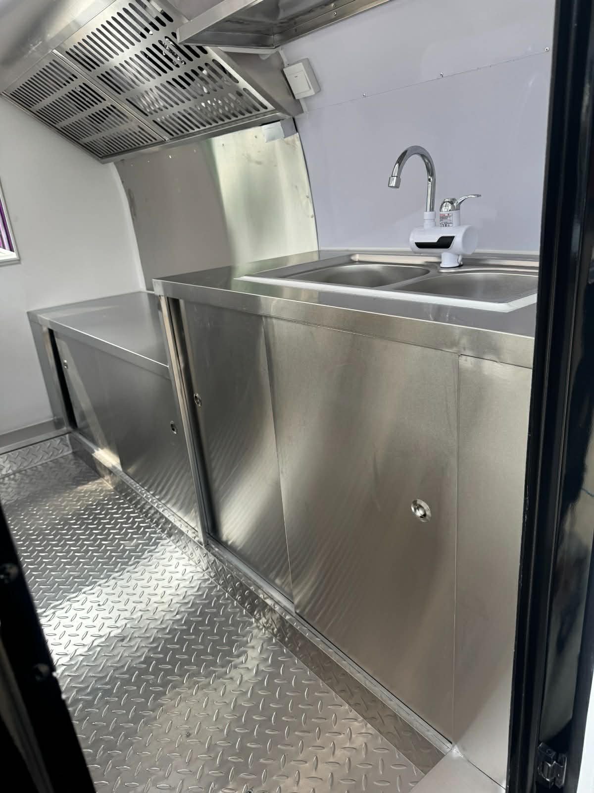 Remorque food truck demi-ronde Classic XXL 280×200 Noir RAL 9005 équipée — vue 7