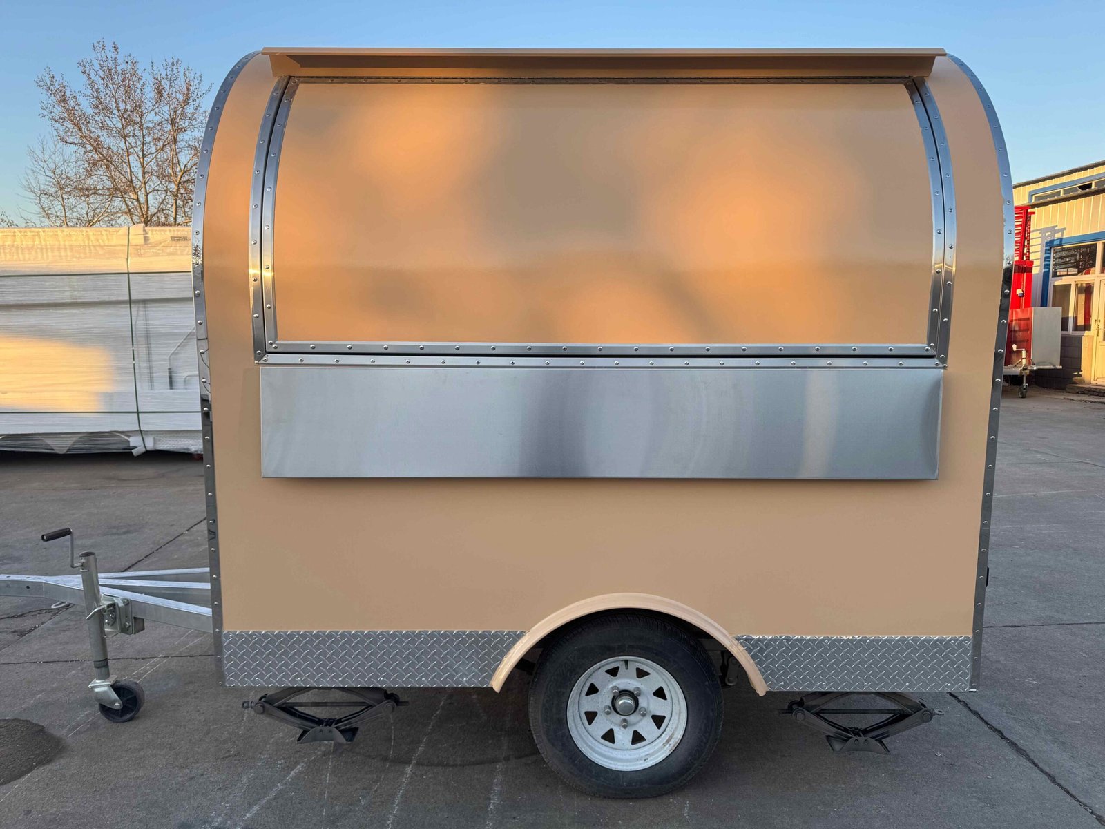 Remorque food truck demi-ronde Nouvelle Génération 220×160 Beige RAL 1001 Frigo dual 1,5 m — vue 2