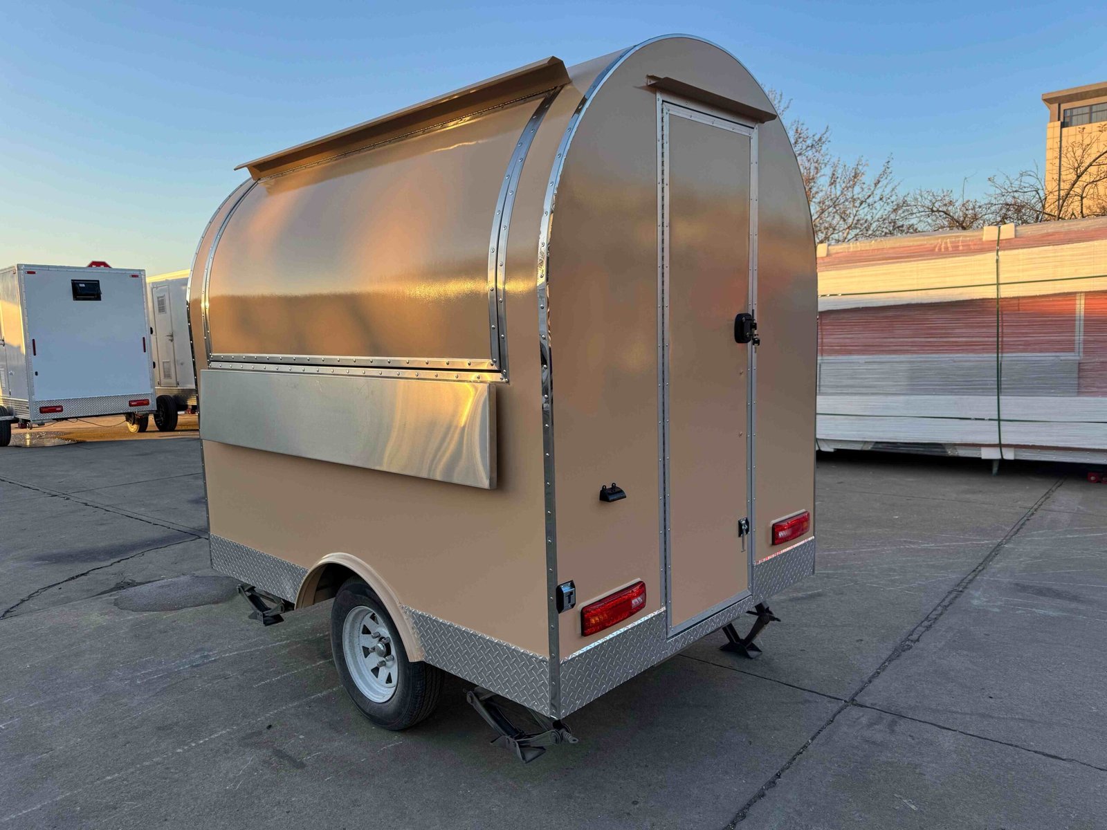 Remorque food truck demi-ronde Nouvelle Génération 220×160 Beige RAL 1001 Frigo dual 1,5 m — vue 3