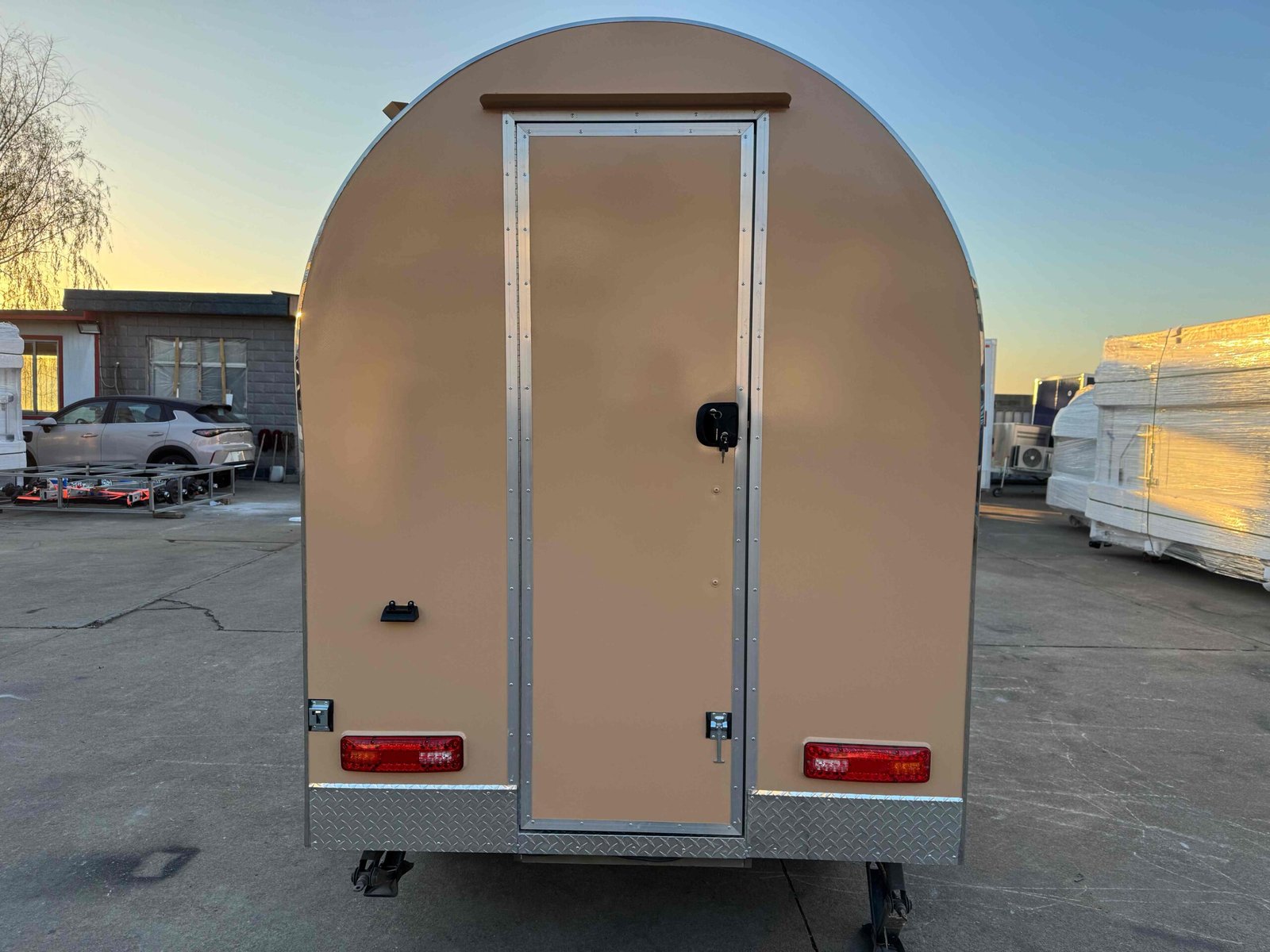 Remorque food truck demi-ronde Nouvelle Génération 220×160 Beige RAL 1001 Frigo dual 1,5 m — vue 4
