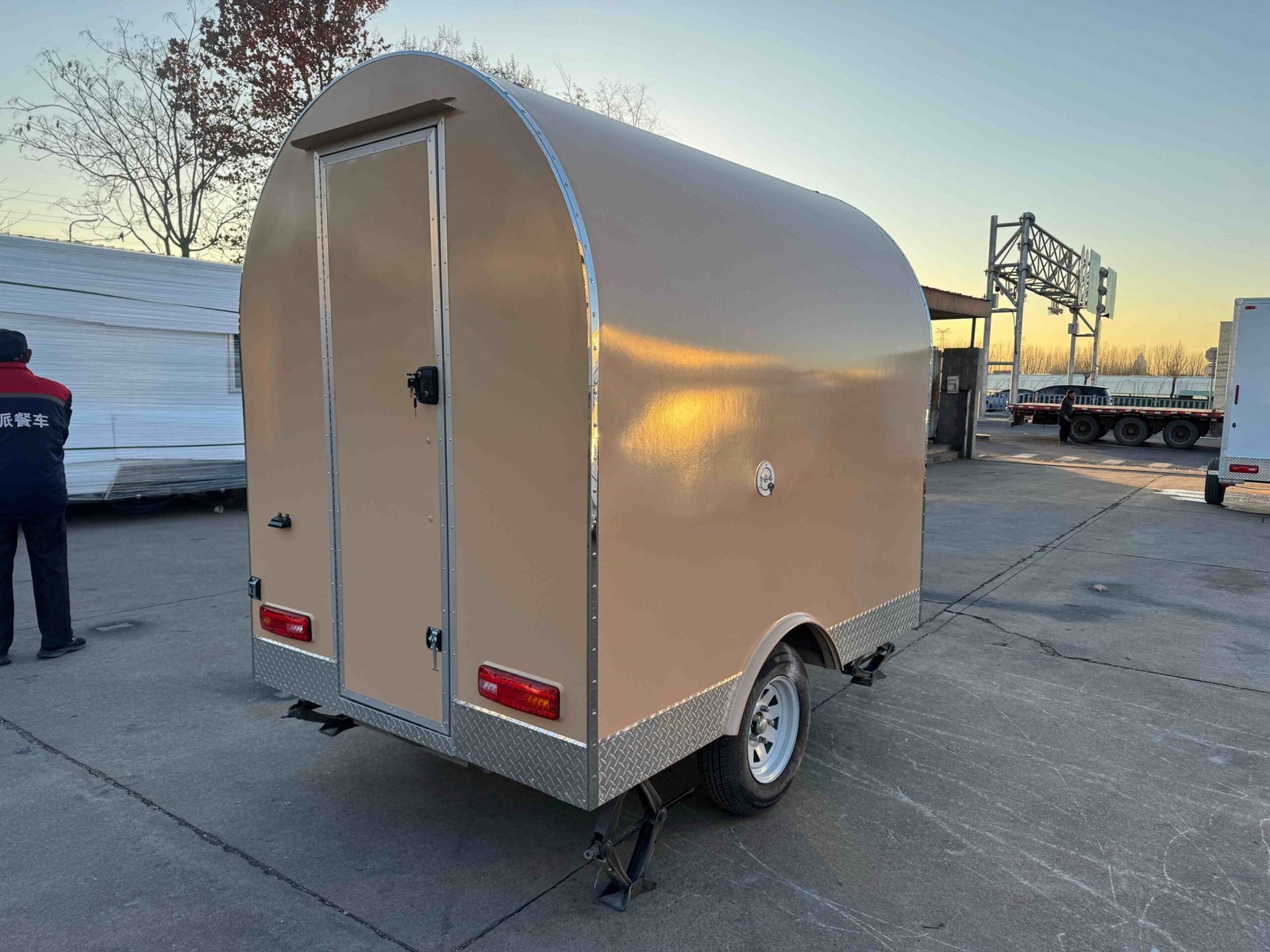 Remorque food truck demi-ronde Nouvelle Génération 220×160 Beige RAL 1001 Frigo dual 1,5 m — vue 5