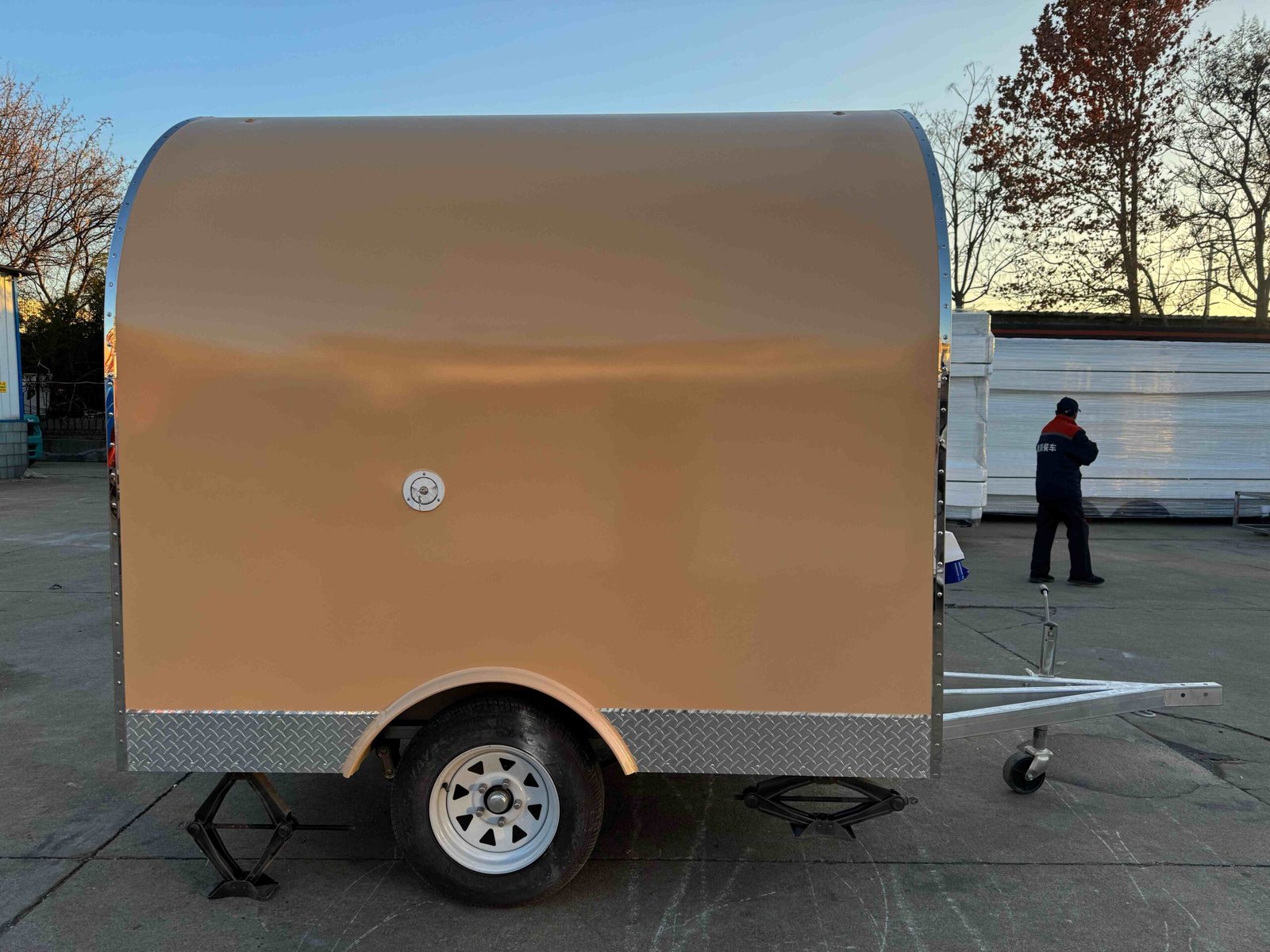 Remorque food truck demi-ronde Nouvelle Génération 220×160 Beige RAL 1001 Frigo dual 1,5 m — vue 6