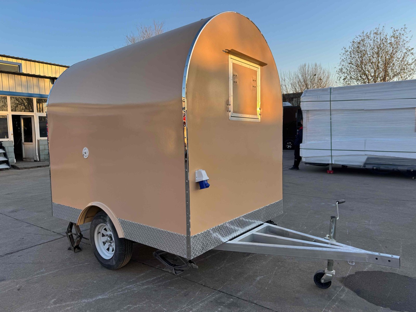 Remorque food truck demi-ronde Nouvelle Génération 220×160 Beige RAL 1001 Frigo dual 1,5 m — vue 7
