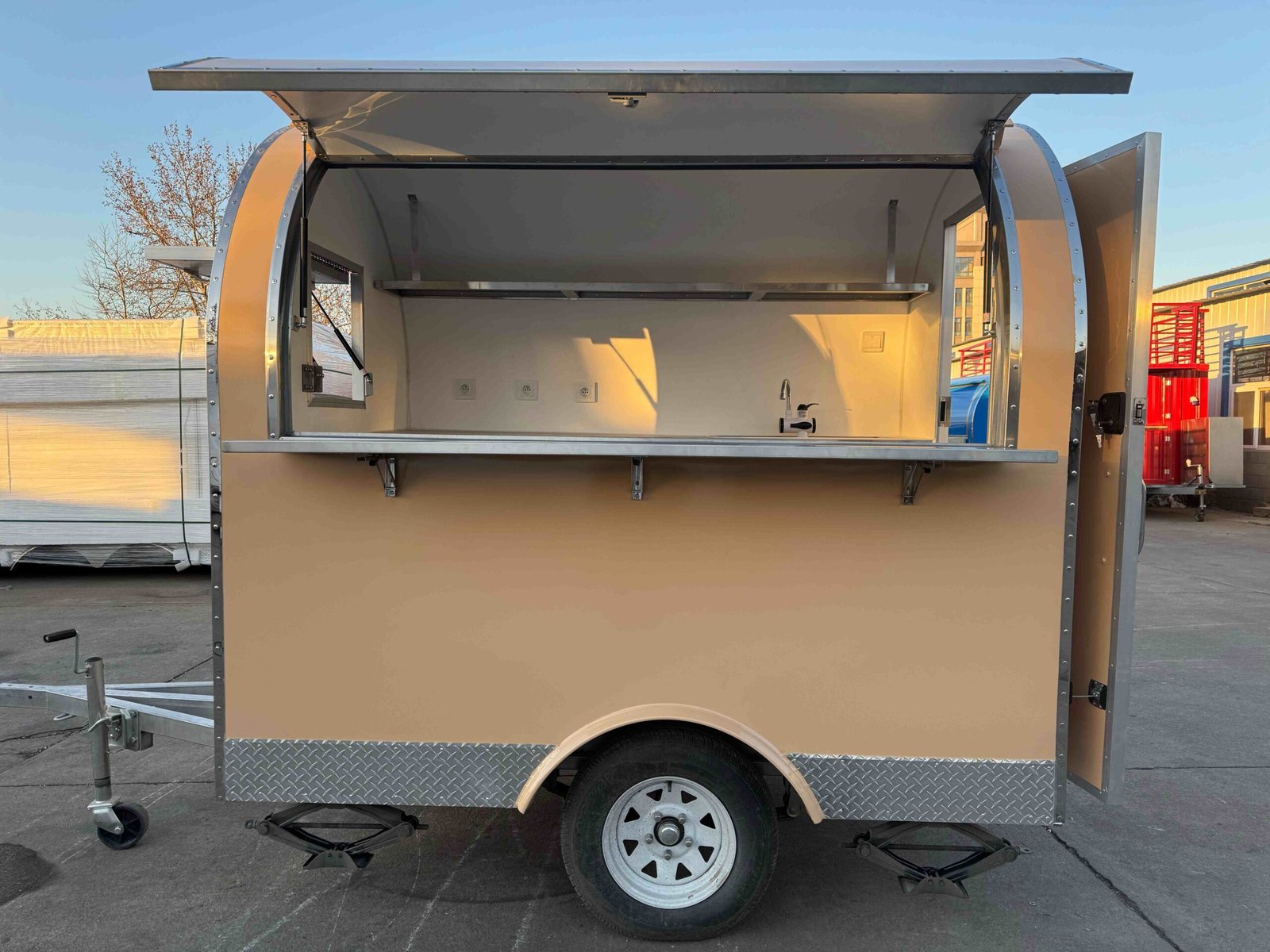 Remorque food truck demi-ronde Nouvelle Génération 220×160 Beige RAL 1001 Frigo dual 1,5 m — vue 12