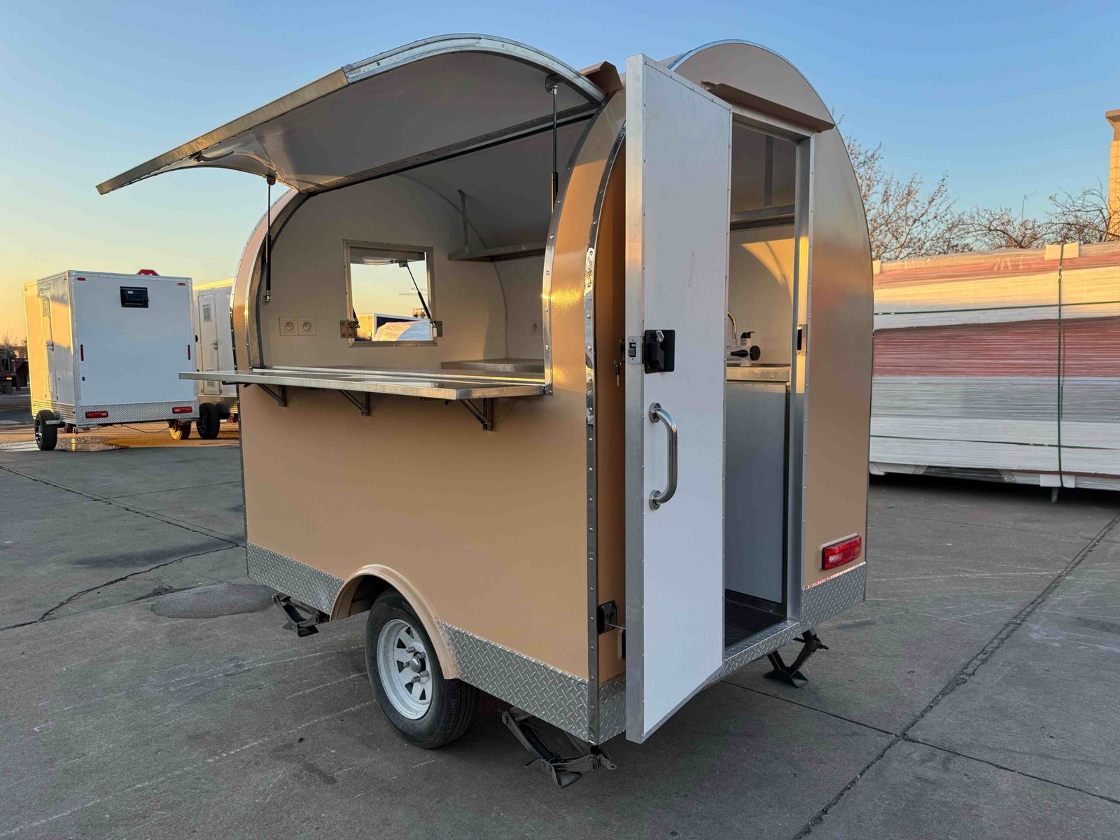 Remorque food truck demi-ronde Nouvelle Génération 220×160 Beige RAL 1001 Frigo dual 1,5 m — vue 13