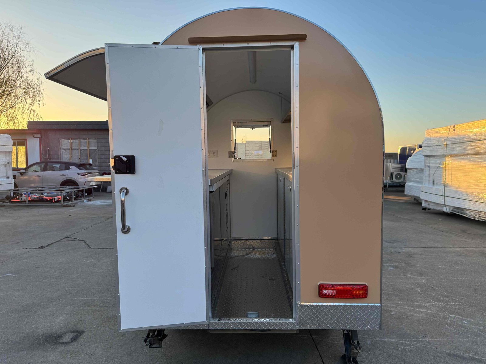 Remorque food truck demi-ronde Nouvelle Génération 220×160 Beige RAL 1001 Frigo dual 1,5 m — vue 14