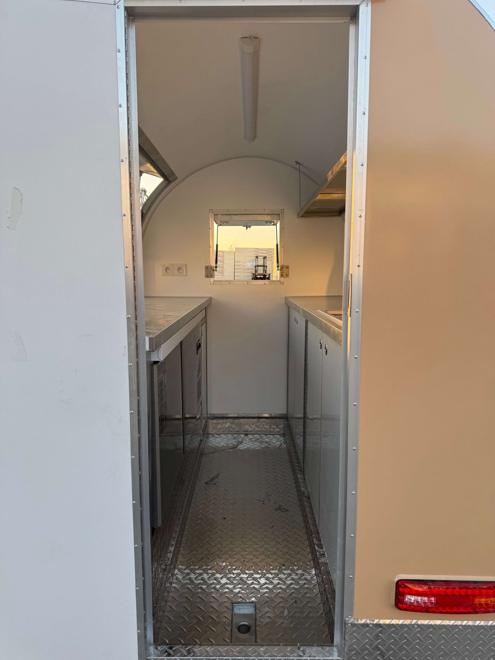 Remorque food truck demi-ronde Nouvelle Génération 220×160 Beige RAL 1001 Frigo dual 1,5 m — vue 15