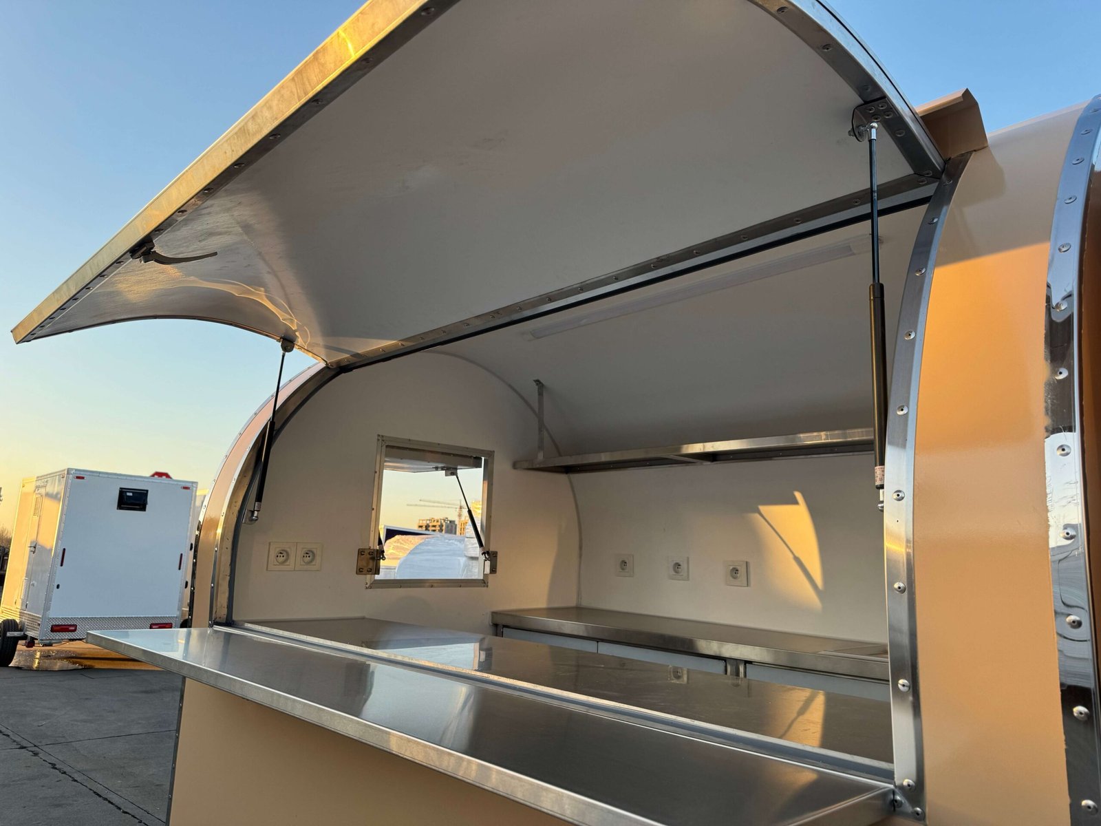 Remorque food truck demi-ronde Nouvelle Génération 220×160 Beige RAL 1001 Frigo dual 1,5 m — vue 16
