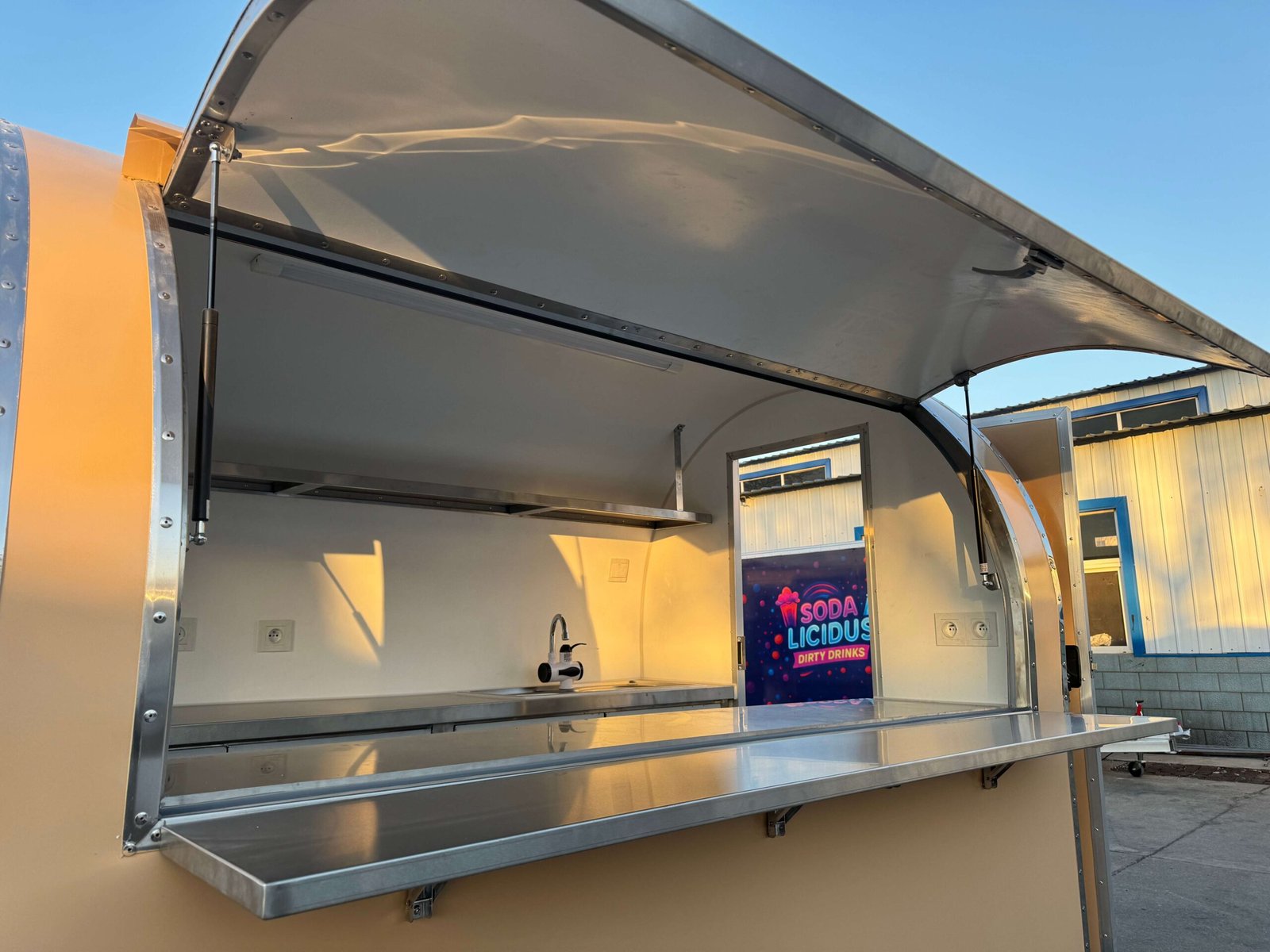 Remorque food truck demi-ronde Nouvelle Génération 220×160 Beige RAL 1001 Frigo dual 1,5 m — vue 17