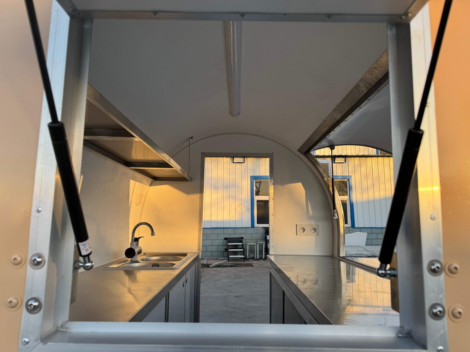 Remorque food truck demi-ronde Nouvelle Génération 220×160 Beige RAL 1001 Frigo dual 1,5 m — vue 18