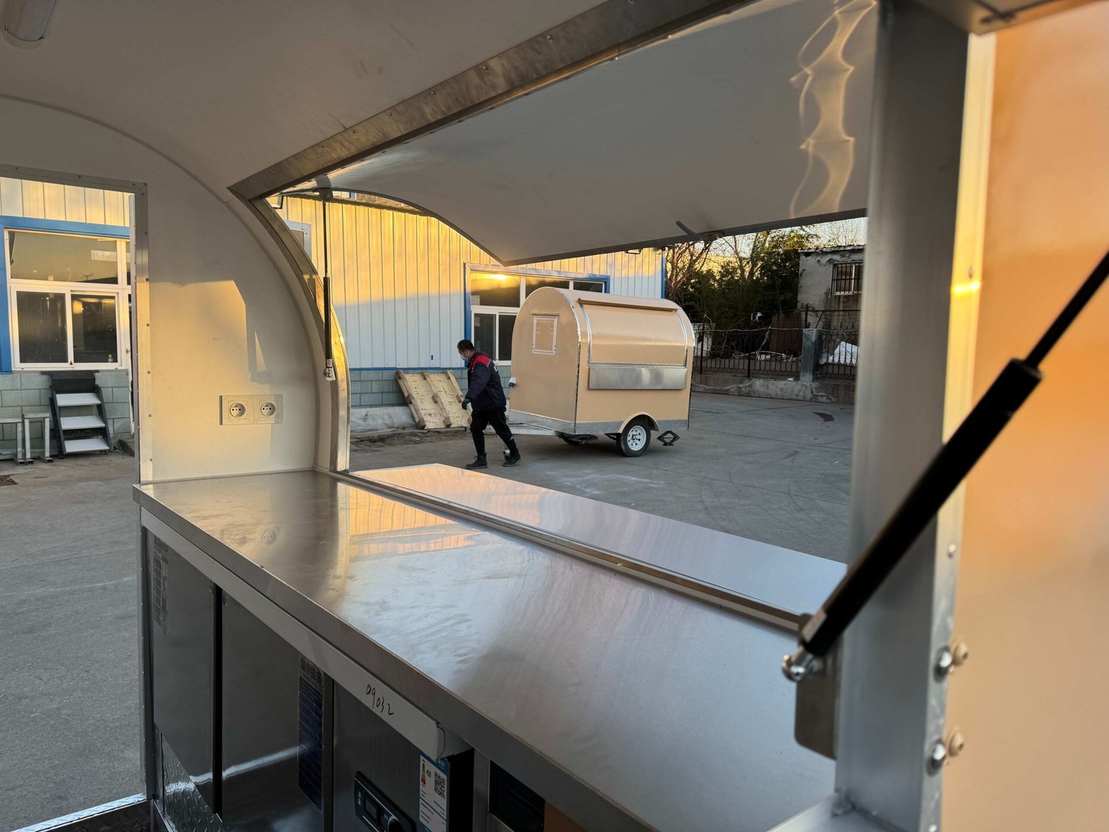Remorque food truck demi-ronde Nouvelle Génération 220×160 Beige RAL 1001 Frigo dual 1,5 m — vue 19
