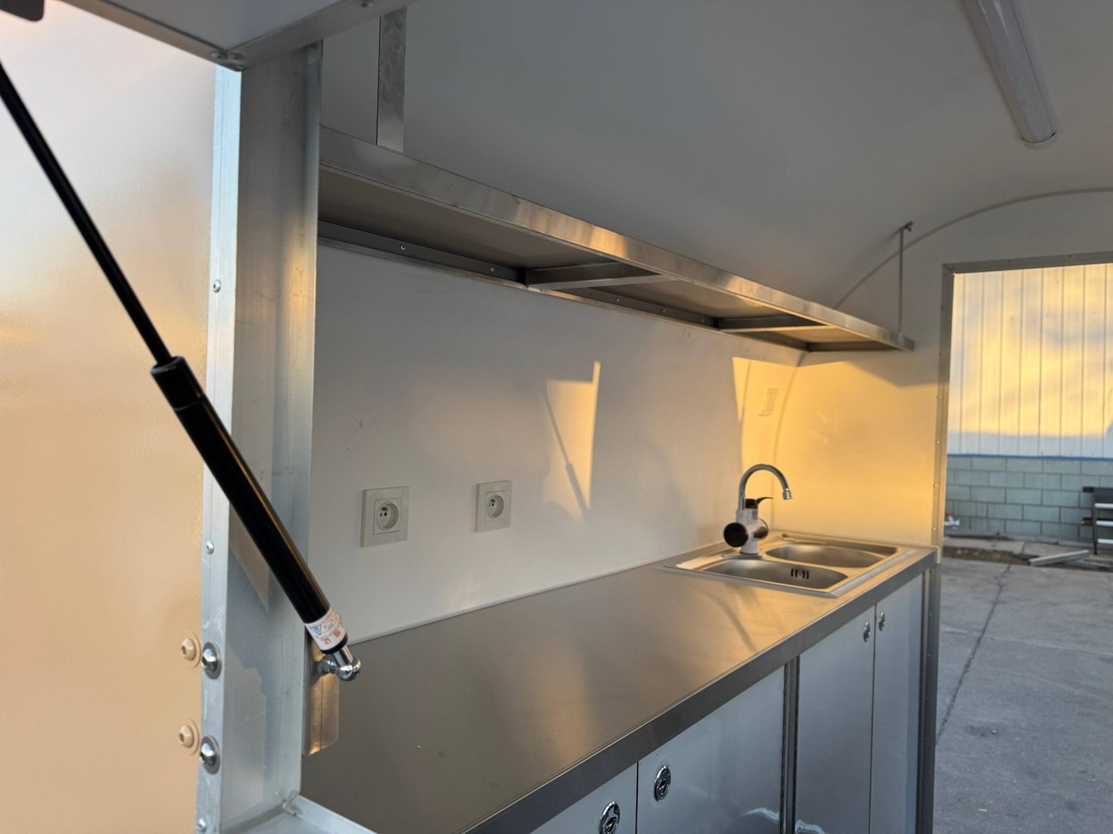 Remorque food truck demi-ronde Nouvelle Génération 220×160 Beige RAL 1001 Frigo dual 1,5 m — vue 20