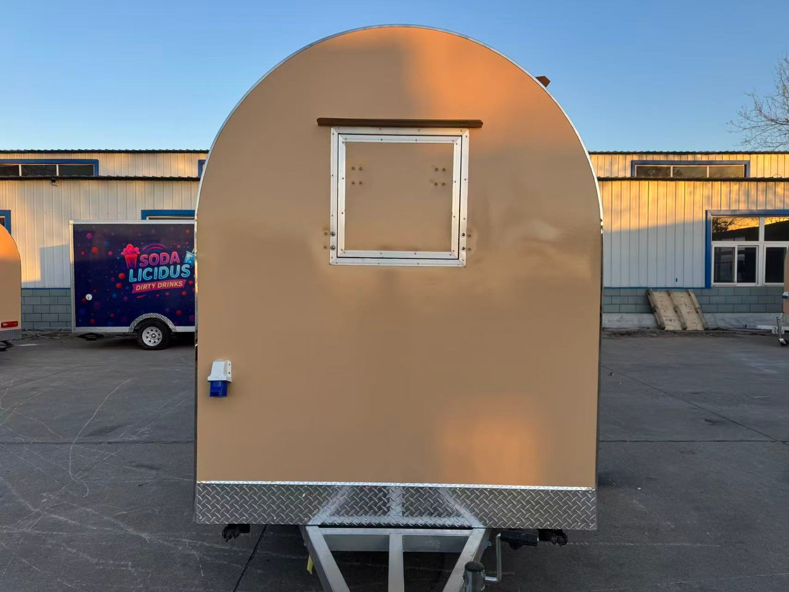 Remorque food truck demi-ronde Nouvelle Génération 220×160 Beige RAL 1001 — vue 2