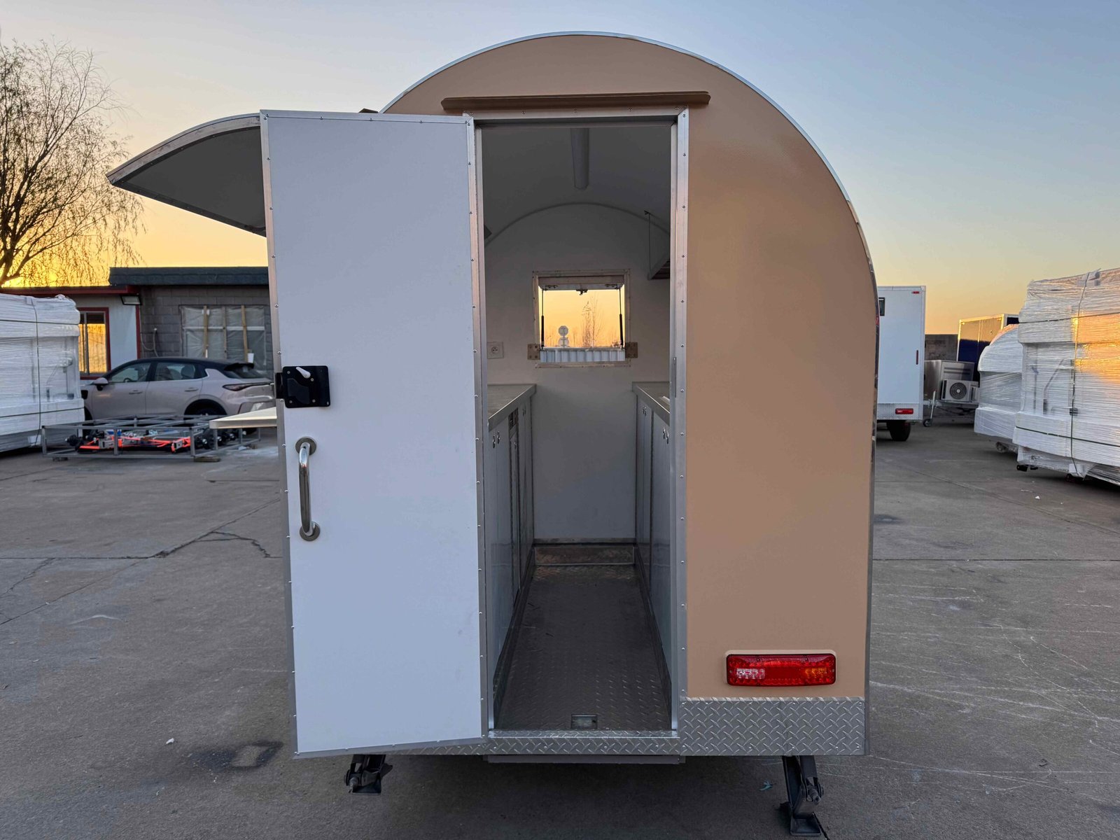 Remorque food truck demi-ronde Nouvelle Génération 220×160 Beige RAL 1001 — vue 4