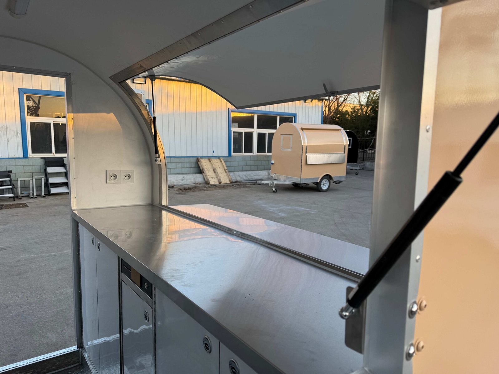 Remorque food truck demi-ronde Nouvelle Génération 220×160 Beige RAL 1001 — vue 10