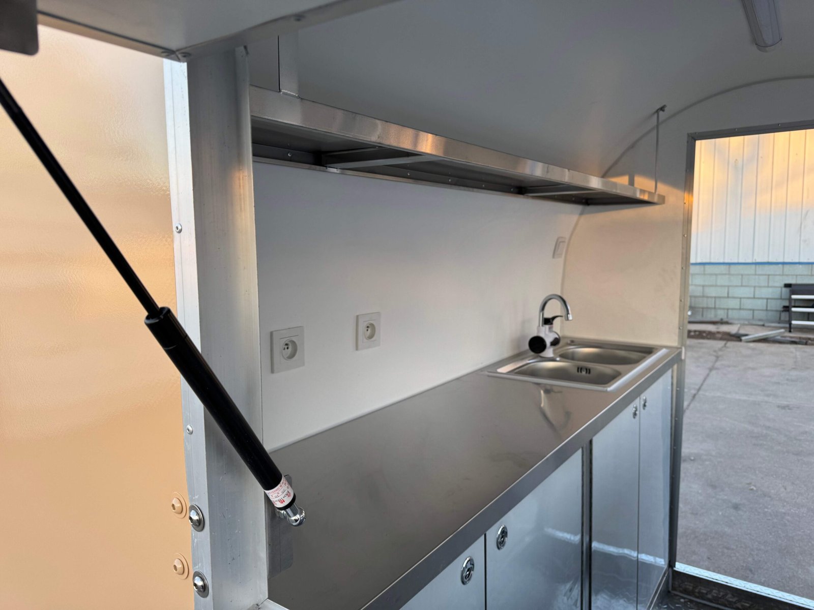 Remorque food truck demi-ronde Nouvelle Génération 220×160 Beige RAL 1001 — vue 11