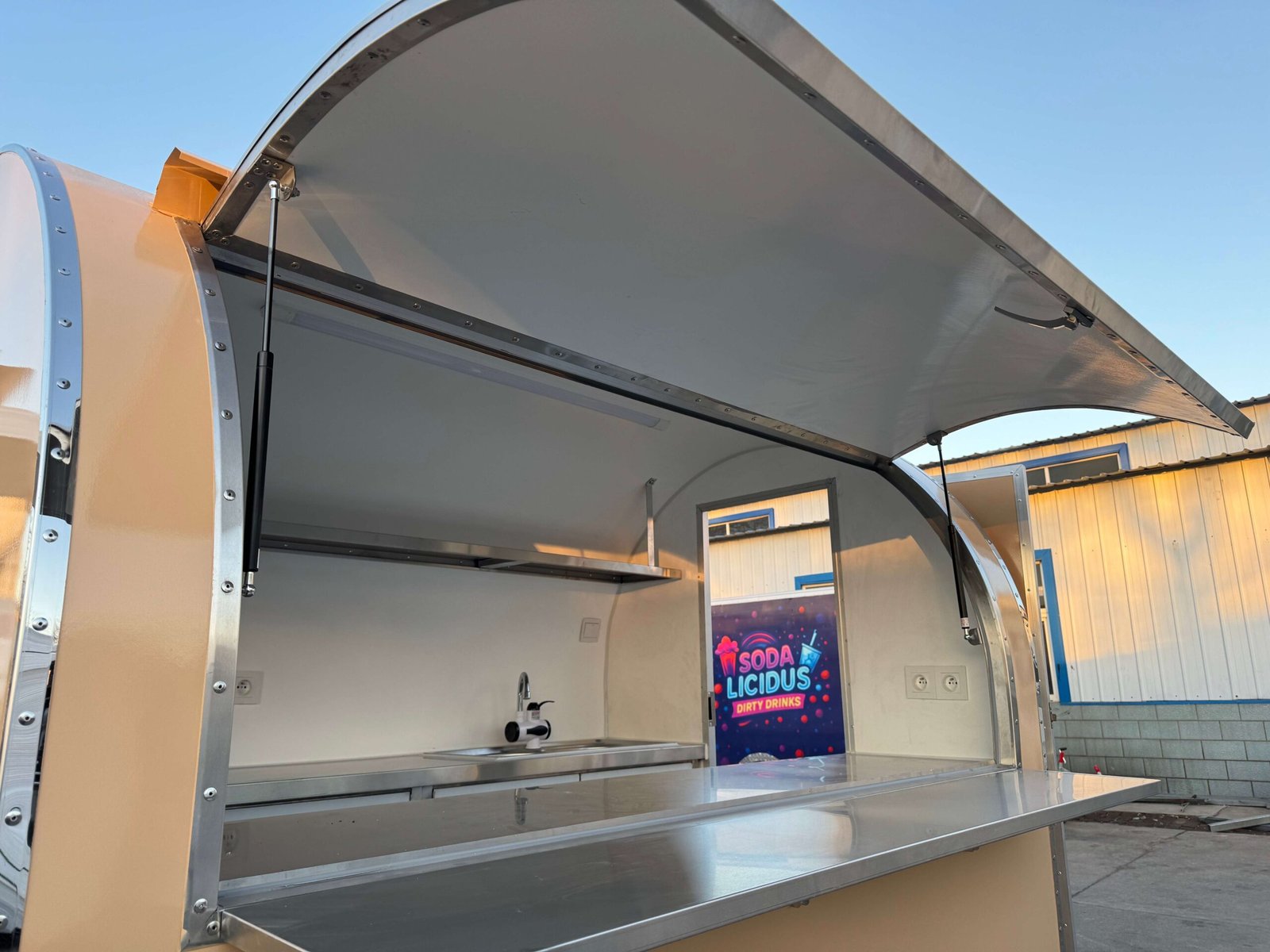 Remorque food truck demi-ronde Nouvelle Génération 220×160 Beige RAL 1001 — vue 12