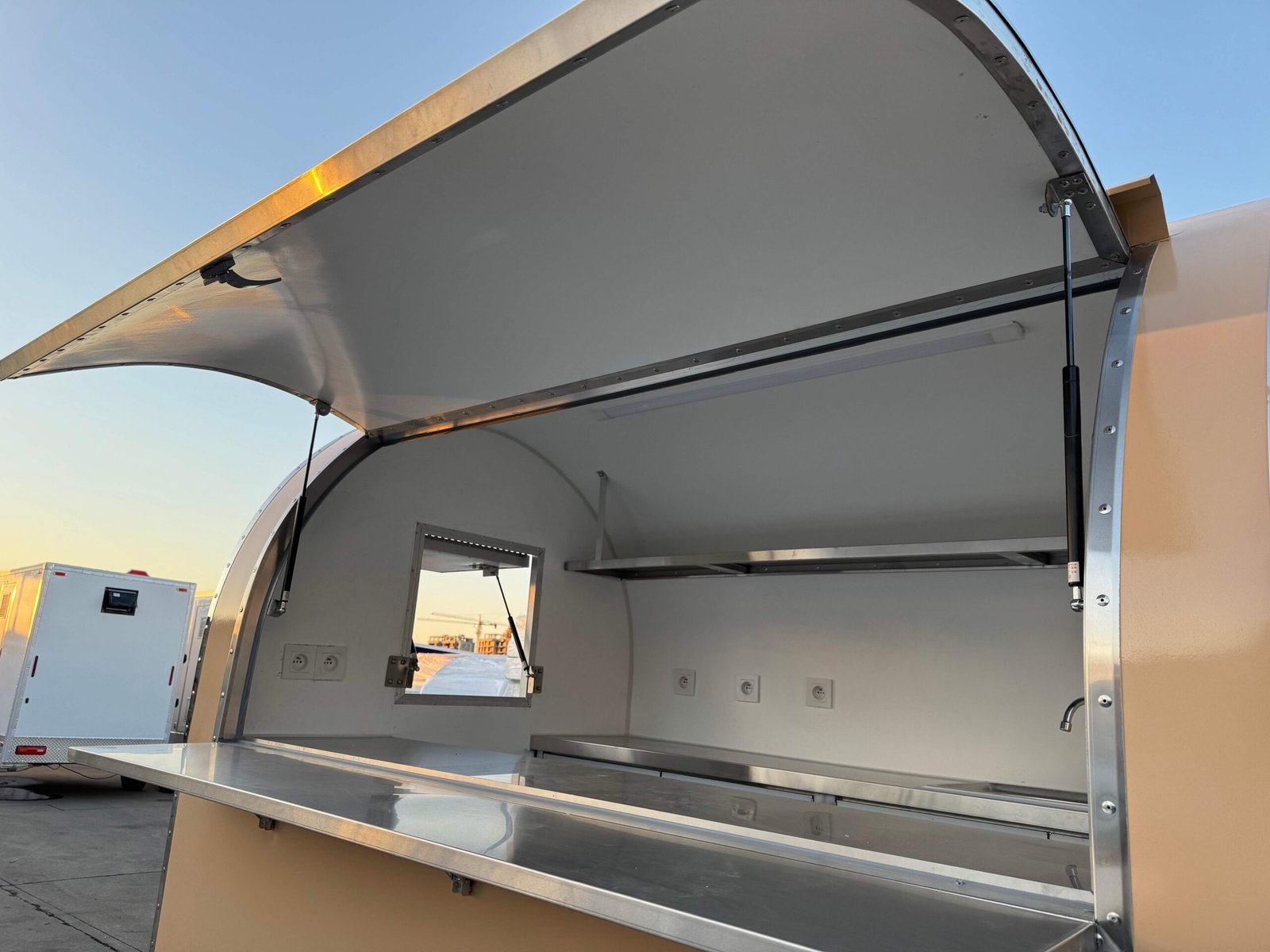 Remorque food truck demi-ronde Nouvelle Génération 220×160 Beige RAL 1001 — vue 13