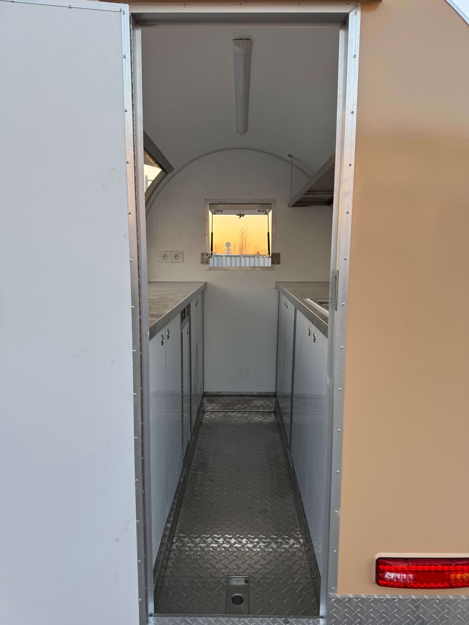 Remorque food truck demi-ronde Nouvelle Génération 220×160 Beige RAL 1001 — vue 14