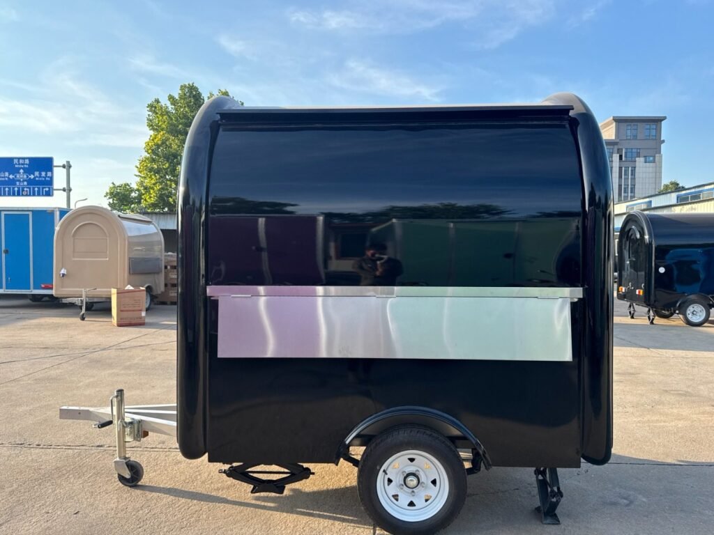 Remorque food truck demi-ronde Classic — Noir RAL 9005 · frigo dual
